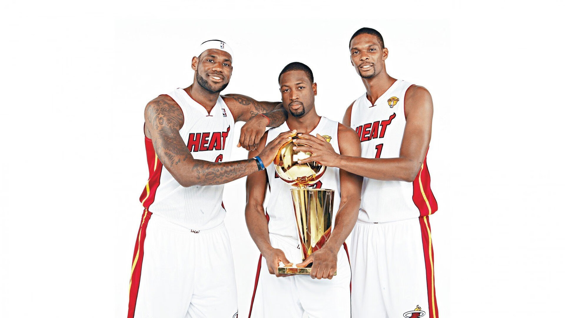 女孩去雪山双板滑雪，不料板子突然掉落，硬是用双脚滑行，滑雪双板摔倒怎么起来